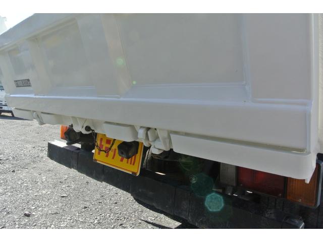 　積載３ｔ　全低床強化ダンプ　スムーサーＡＴ　荷台塗装仕上げ済み　輪止めストッパー　スロープハンガー　ダンプピン　コボレーン　１年間走行距離無制限保証(20枚目)