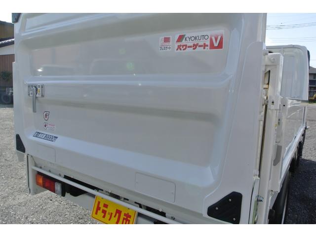 キャンター 　積載２ｔ　全低床垂直ＰＧ　プラットホーム長１０００ｍｍ　５ＭＴ　業務未使用　ＬＥＤヘッドライト＆フォグランプ　スマートキー　左巻き込み防止装置　リヤゲートチェーン付き（13枚目）