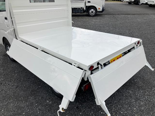 ハイゼットトラック 　ＰＴＯ多目的ダンプ　届出済み未使用車　５ＭＴ４ＷＤ　デフロック　極東製ボディ　衝突被害軽減ブレーキ　オートライト　ハイロー切り替えギヤ（5枚目）