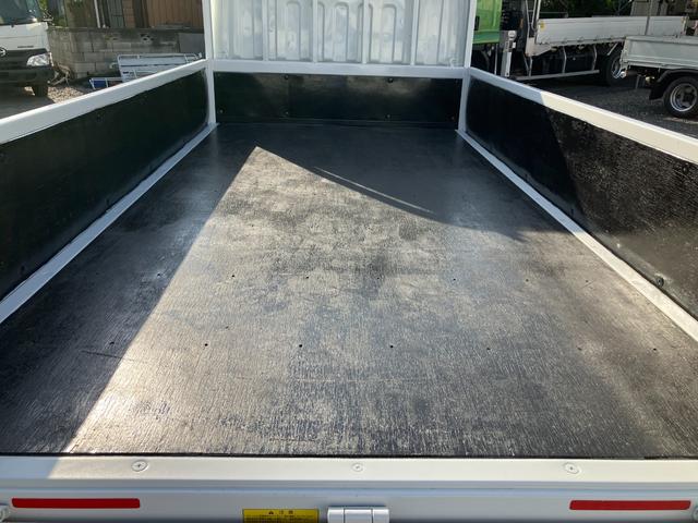 キャンター 　積載２トン　平ボディ１０尺　４ＷＤ　ＭＴモード付き６ＡＴ　荷台塗装仕上げ済み　衝突被害軽減ブレーキ　キーレス（4枚目）