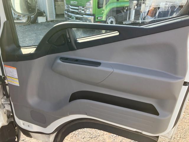 キャンター 　積載２トン　平ボディ１０尺　４ＷＤ　ＭＴモード付き６ＡＴ　荷台塗装仕上げ済み　衝突被害軽減ブレーキ　キーレス（28枚目）