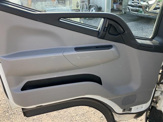 キャンター 　積載２トン　平ボディ１０尺　４ＷＤ　ＭＴモード付き６ＡＴ　荷台塗装仕上げ済み　衝突被害軽減ブレーキ　キーレス（29枚目）