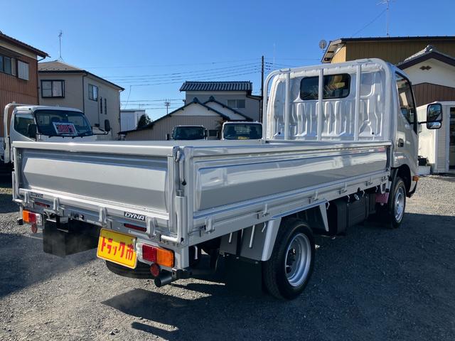 ダイナトラック 　積載１．２５トン　超低床６ＡＴ　スチールデッキ　登録済み未使用車　衝突被害軽減ブレーキ　ＬＥＤヘッドライト　バックカメラ　Ｂｌｕｅｔｏｏｔｈ連動ラジオ（3枚目）