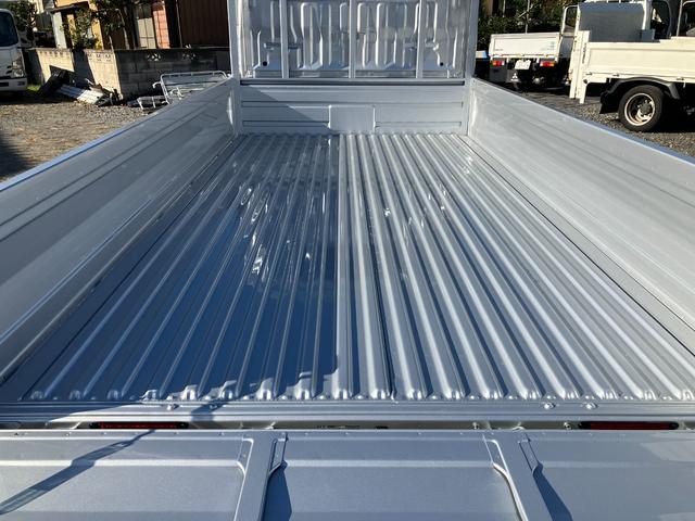 ダイナトラック 　積載１．２５トン　超低床６ＡＴ　スチールデッキ　登録済み未使用車　衝突被害軽減ブレーキ　ＬＥＤヘッドライト　バックカメラ　Ｂｌｕｅｔｏｏｔｈ連動ラジオ（4枚目）