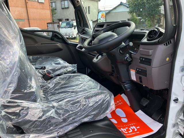 キャンター 　積載２トン　全低床６ＡＴ　登録済み未使用車　平ボディー１０尺　フル液晶メーター　衝突被害軽減ブレーキ　バックカメラ　スマートキー　ＬＥＤヘッドライト＆フォグランプ（5枚目）