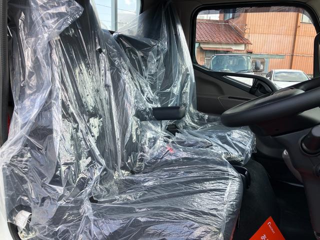 キャンター 　積載２トン　全低床６ＡＴ　登録済み未使用車　平ボディー１０尺　フル液晶メーター　衝突被害軽減ブレーキ　バックカメラ　スマートキー　ＬＥＤヘッドライト＆フォグランプ（7枚目）