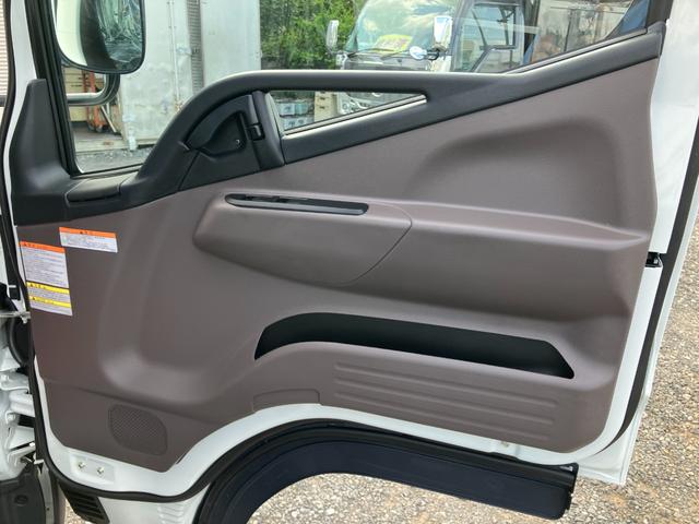 キャンター 　積載２トン　全低床６ＡＴ　登録済み未使用車　平ボディー１０尺　フル液晶メーター　衝突被害軽減ブレーキ　バックカメラ　スマートキー　ＬＥＤヘッドライト＆フォグランプ（31枚目）