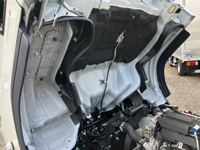 キャンター 　積載２トン　全低床６ＡＴ　登録済み未使用車　平ボディー１０尺　フル液晶メーター　衝突被害軽減ブレーキ　バックカメラ　スマートキー　ＬＥＤヘッドライト＆フォグランプ（41枚目）