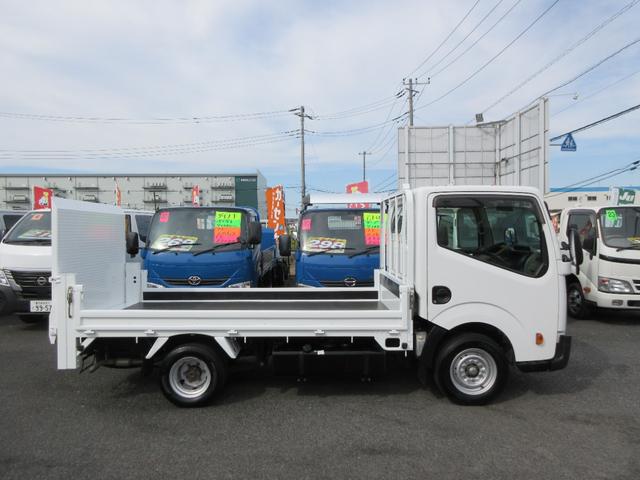 アトラストラック スーパーロー　パワーゲート　バイク積載仕様車　低床　Ｗタイヤ　Ｆ５速　ＡＢＳ　Ｗエアバック　集中ドア　キーレス　左電格ミラー　日本リフト６００Ｋｇ型垂直ゲート　荷台板張り　１５００Ｋｇ積載（4枚目）