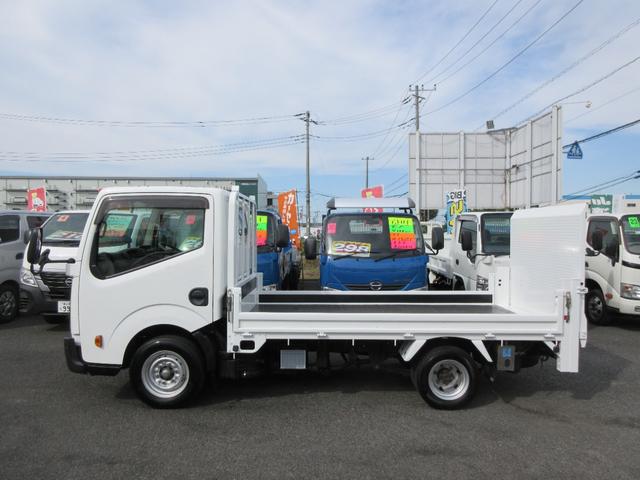 アトラストラック スーパーロー　パワーゲート　バイク積載仕様車　低床　Ｗタイヤ　Ｆ５速　ＡＢＳ　Ｗエアバック　集中ドア　キーレス　左電格ミラー　日本リフト６００Ｋｇ型垂直ゲート　荷台板張り　１５００Ｋｇ積載（5枚目）