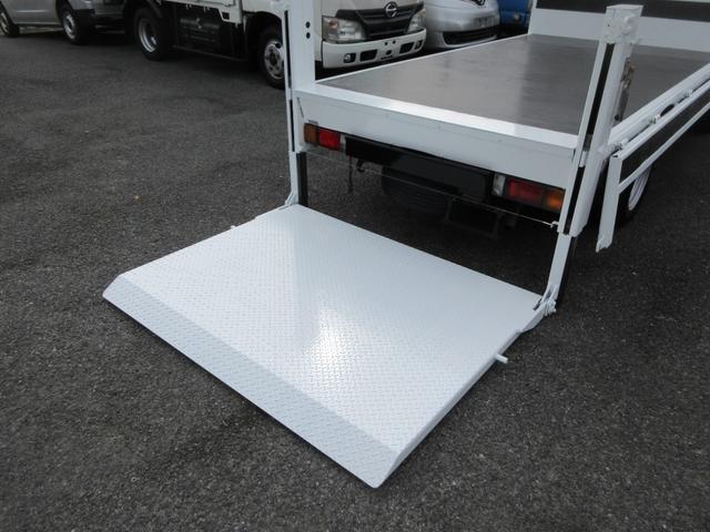アトラストラック スーパーロー　パワーゲート　バイク積載仕様車　低床　Ｗタイヤ　Ｆ５速　ＡＢＳ　Ｗエアバック　集中ドア　キーレス　左電格ミラー　日本リフト６００Ｋｇ型垂直ゲート　荷台板張り　１５００Ｋｇ積載（21枚目）