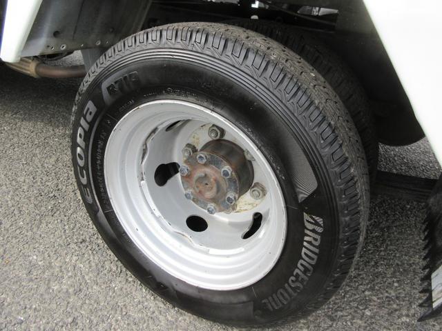 アトラストラック スーパーロー　パワーゲート　バイク積載仕様車　低床　Ｗタイヤ　Ｆ５速　ＡＢＳ　Ｗエアバック　集中ドア　キーレス　左電格ミラー　日本リフト６００Ｋｇ型垂直ゲート　荷台板張り　１５００Ｋｇ積載（27枚目）