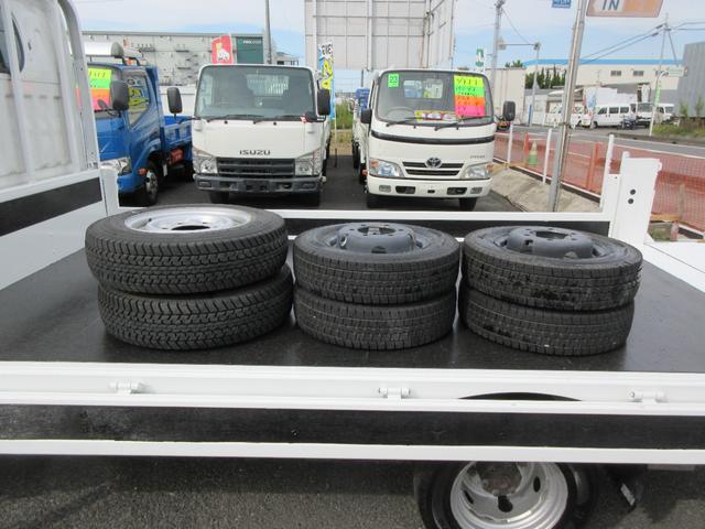 アトラストラック スーパーロー　パワーゲート　バイク積載仕様車　低床　Ｗタイヤ　Ｆ５速　ＡＢＳ　Ｗエアバック　集中ドア　キーレス　左電格ミラー　日本リフト６００Ｋｇ型垂直ゲート　荷台板張り　１５００Ｋｇ積載（30枚目）