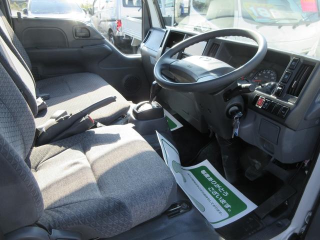 タイタントラック ワイドロー ワイドロー 低床 Wタイヤ 三方開き オートマ ABS Wエアバッグ 集中ドア キーレス ETC 左側電動格納ミラー アイドリングストップ 社外ナビTV 荷台床鉄板張り 2000Kg積載(11枚目)