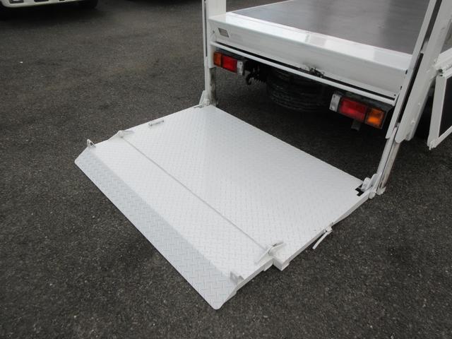 アトラストラック スーパーロー パワーゲート スーパーロー 低床 Wタイヤ F5速 ABS D席エアバッグ 集中ドア 左電格ミラー 極東製600Kg型垂直ゲート 2段式ゲート 荷台板張り 車両総重量3490Kg 1500Kg積載(21枚目)