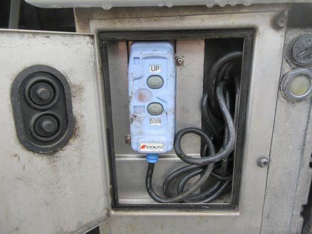 アトラストラック スーパーロー パワーゲート スーパーロー 低床 Wタイヤ F5速 ABS D席エアバッグ 集中ドア 左電格ミラー 極東製600Kg型垂直ゲート 2段式ゲート 荷台板張り 車両総重量3490Kg 1500Kg積載(25枚目)