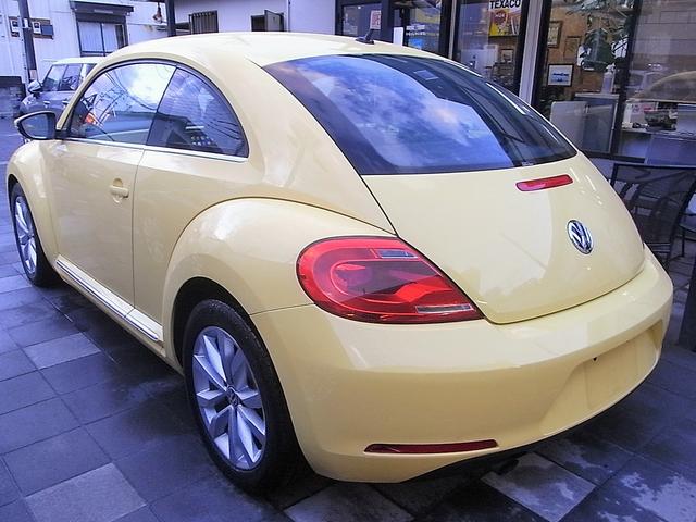 ザ・ビートル デザインレザーパッケージ　ターボ　本革シート　シートヒーター　ディスプレイオーディオ　純正バックカメラ　デジタルインナーミラー　パドルシフト　１７インチアルミ　ＥＴＣ　禁煙車（6枚目）