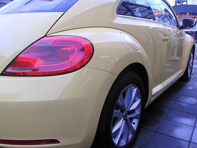 ザ・ビートル デザインレザーパッケージ　ターボ　本革シート　シートヒーター　ディスプレイオーディオ　純正バックカメラ　デジタルインナーミラー　パドルシフト　１７インチアルミ　ＥＴＣ　禁煙車（9枚目）