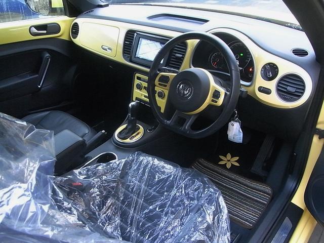 ザ・ビートル デザインレザーパッケージ　ターボ　本革シート　シートヒーター　ディスプレイオーディオ　純正バックカメラ　デジタルインナーミラー　パドルシフト　１７インチアルミ　ＥＴＣ　禁煙車（11枚目）