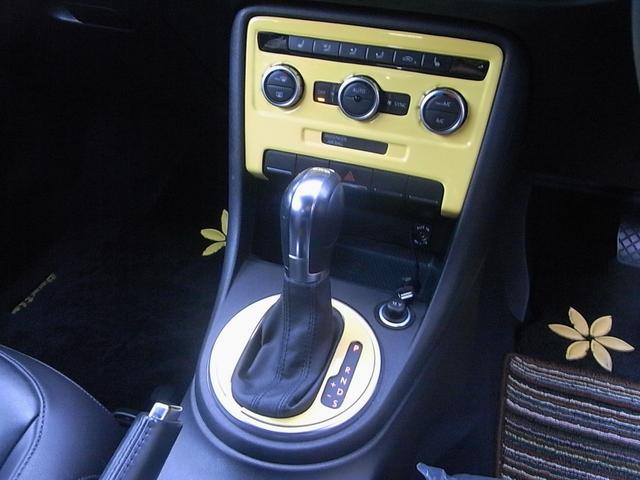 ザ・ビートル デザインレザーパッケージ　ターボ　本革シート　シートヒーター　ディスプレイオーディオ　純正バックカメラ　デジタルインナーミラー　パドルシフト　１７インチアルミ　ＥＴＣ　禁煙車（16枚目）