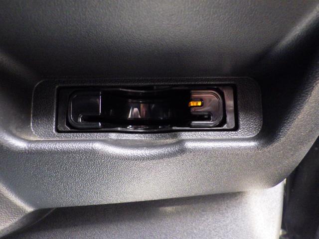 ハイエースワゴン ＧＬ　Ｂｌｕｅｔｏｏｔｈ対応ナビ　フリップダウンモニター　ブロックローダウン　バルベロ１７インチアルミ　ベッドキット　センターテーブル　黒革調シートカバー　ワンオーナー　１０人乗り　ＯＢＤ診断済　鑑定書付き（19枚目）