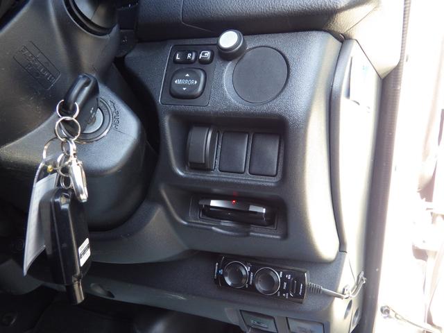 ハイエースバン SロングDX GLパッケージ 4WD Bluetooth対応ナビ 後席モニター Wエアコン ビークル製ベッドキット Gibsonフルエアロ 社外ショック バッドフェイス 社外15インチAW OBD診断済み グー鑑定書付き(22枚目)