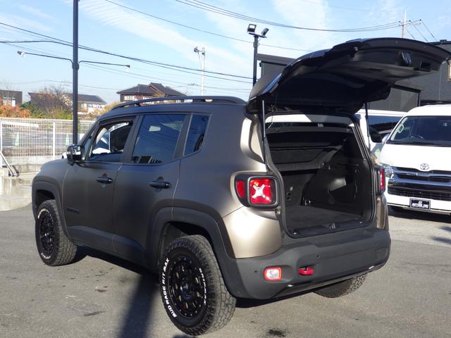 ジープ・レネゲード トレイルホーク 4WD Bluetooth対応ナビTV ドラレコ フロント/サイド/リア全周囲カメラ XTREME-J16インチアルミ マットブロンズ全塗装済 後期型 正規ディーラー車 OBD診断済み グー鑑定書付き(13枚目)