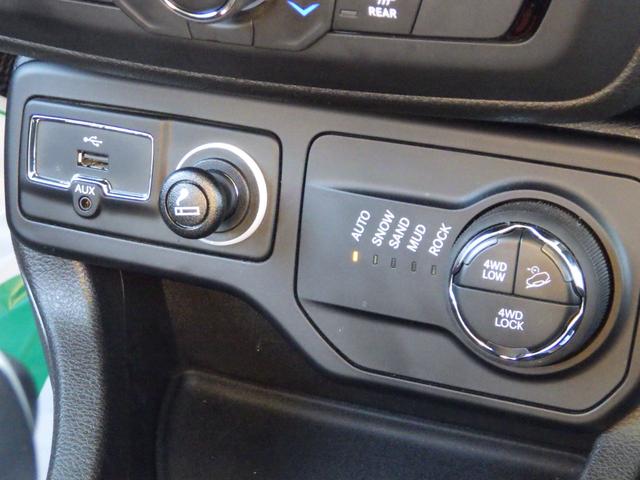 ジープ・レネゲード トレイルホーク 4WD Bluetooth対応ナビTV ドラレコ フロント/サイド/リア全周囲カメラ XTREME-J16インチアルミ マットブロンズ全塗装済 後期型 正規ディーラー車 OBD診断済み グー鑑定書付き(29枚目)