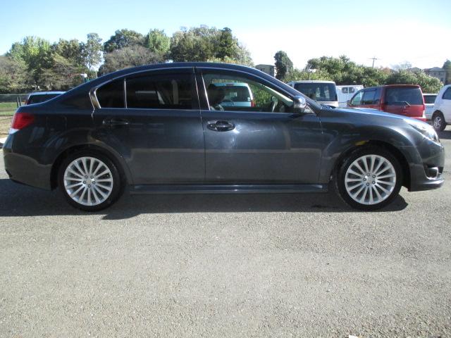 レガシィＢ４ ２．５ｉ　Ｓパッケージ　６速マニュアルトランスミッション　インタークーラーターボ　４ＷＤ　タイミングベルト交換済み　純正１８インチアルミホイール　純正ＨＩＤヘッドライト　純正フロント、リアフォグランプ　キーレス　スマートキー（4枚目）