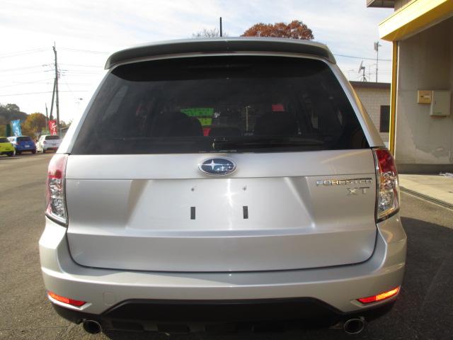 フォレスター ２．０ＸＴ　５速マニュアルトランスミッション　インタークーラーターボ　４ＷＤ　タイミングベルト交換済み　ＣＤラジオ　ＳＴＩ製ストラットタワーバー　純正１７インチアルミホイール　ＨＩＤヘッドライト　ＥＴＣ　キーレス（3枚目）