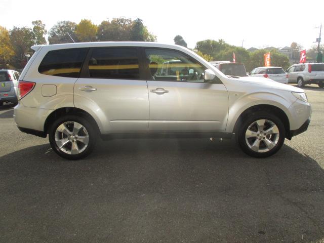 フォレスター ２．０ＸＴ　５速マニュアルトランスミッション　インタークーラーターボ　４ＷＤ　タイミングベルト交換済み　ＣＤラジオ　ＳＴＩ製ストラットタワーバー　純正１７インチアルミホイール　ＨＩＤヘッドライト　ＥＴＣ　キーレス（4枚目）