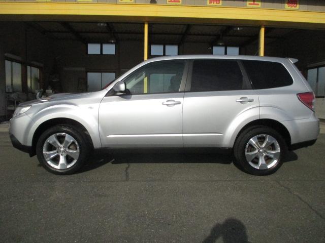 フォレスター ２．０ＸＴ　５速マニュアルトランスミッション　インタークーラーターボ　４ＷＤ　タイミングベルト交換済み　ＣＤラジオ　ＳＴＩ製ストラットタワーバー　純正１７インチアルミホイール　ＨＩＤヘッドライト　ＥＴＣ　キーレス（5枚目）