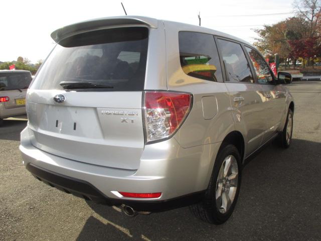フォレスター ２．０ＸＴ　５速マニュアルトランスミッション　インタークーラーターボ　４ＷＤ　タイミングベルト交換済み　ＣＤラジオ　ＳＴＩ製ストラットタワーバー　純正１７インチアルミホイール　ＨＩＤヘッドライト　ＥＴＣ　キーレス（7枚目）