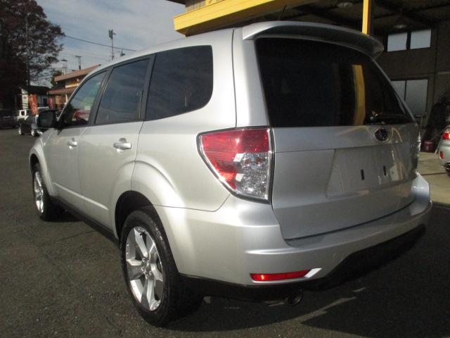 フォレスター ２．０ＸＴ　５速マニュアルトランスミッション　インタークーラーターボ　４ＷＤ　タイミングベルト交換済み　ＣＤラジオ　ＳＴＩ製ストラットタワーバー　純正１７インチアルミホイール　ＨＩＤヘッドライト　ＥＴＣ　キーレス（8枚目）