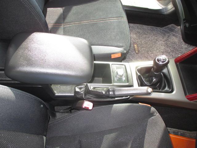 フォレスター ２．０ＸＴ　５速マニュアルトランスミッション　インタークーラーターボ　４ＷＤ　タイミングベルト交換済み　ＣＤラジオ　ＳＴＩ製ストラットタワーバー　純正１７インチアルミホイール　ＨＩＤヘッドライト　ＥＴＣ　キーレス（10枚目）