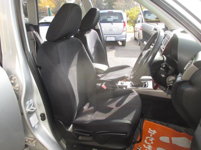 フォレスター ２．０ＸＴ　５速マニュアルトランスミッション　インタークーラーターボ　４ＷＤ　タイミングベルト交換済み　ＣＤラジオ　ＳＴＩ製ストラットタワーバー　純正１７インチアルミホイール　ＨＩＤヘッドライト　ＥＴＣ　キーレス（13枚目）