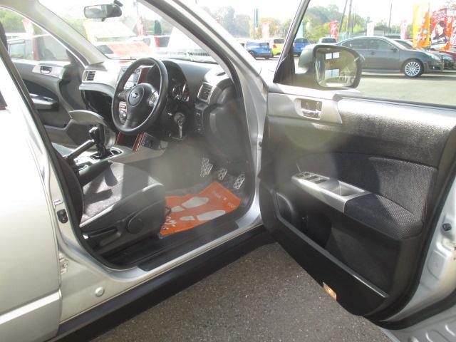 フォレスター ２．０ＸＴ　５速マニュアルトランスミッション　インタークーラーターボ　４ＷＤ　タイミングベルト交換済み　ＣＤラジオ　ＳＴＩ製ストラットタワーバー　純正１７インチアルミホイール　ＨＩＤヘッドライト　ＥＴＣ　キーレス（22枚目）