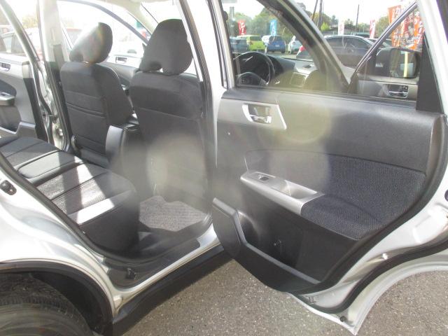 フォレスター ２．０ＸＴ　５速マニュアルトランスミッション　インタークーラーターボ　４ＷＤ　タイミングベルト交換済み　ＣＤラジオ　ＳＴＩ製ストラットタワーバー　純正１７インチアルミホイール　ＨＩＤヘッドライト　ＥＴＣ　キーレス（23枚目）