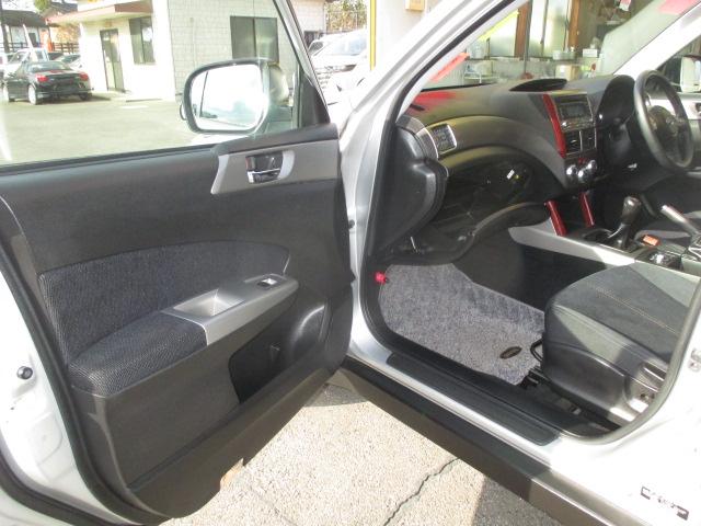 フォレスター ２．０ＸＴ　５速マニュアルトランスミッション　インタークーラーターボ　４ＷＤ　タイミングベルト交換済み　ＣＤラジオ　ＳＴＩ製ストラットタワーバー　純正１７インチアルミホイール　ＨＩＤヘッドライト　ＥＴＣ　キーレス（24枚目）