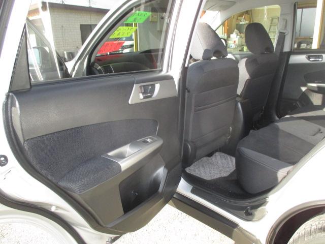 フォレスター ２．０ＸＴ　５速マニュアルトランスミッション　インタークーラーターボ　４ＷＤ　タイミングベルト交換済み　ＣＤラジオ　ＳＴＩ製ストラットタワーバー　純正１７インチアルミホイール　ＨＩＤヘッドライト　ＥＴＣ　キーレス（25枚目）