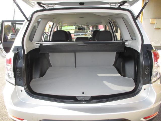 フォレスター ２．０ＸＴ　５速マニュアルトランスミッション　インタークーラーターボ　４ＷＤ　タイミングベルト交換済み　ＣＤラジオ　ＳＴＩ製ストラットタワーバー　純正１７インチアルミホイール　ＨＩＤヘッドライト　ＥＴＣ　キーレス（32枚目）