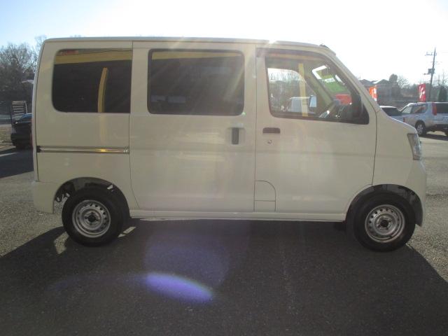 ハイゼットカーゴ ＤＸ　オートマチックトランスミッション　運転席助手席エアバック　パワーステアリング　ヘッドライトレベライザー　純正ラジオカセットデッキ　Ａ／Ｃ　スペアキー　純正ドアバイザー　積載量３５０ｋｇ　集中ドアロック（4枚目）