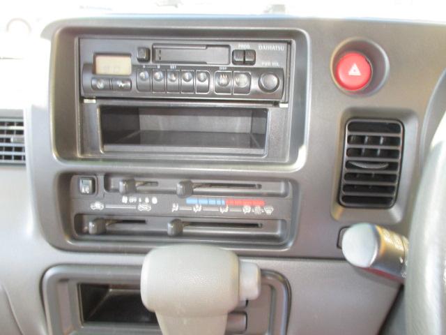 ハイゼットカーゴ ＤＸ　オートマチックトランスミッション　運転席助手席エアバック　パワーステアリング　ヘッドライトレベライザー　純正ラジオカセットデッキ　Ａ／Ｃ　スペアキー　純正ドアバイザー　積載量３５０ｋｇ　集中ドアロック（10枚目）