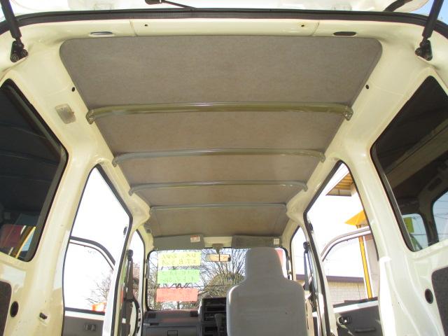 ハイゼットカーゴ ＤＸ　オートマチックトランスミッション　運転席助手席エアバック　パワーステアリング　ヘッドライトレベライザー　純正ラジオカセットデッキ　Ａ／Ｃ　スペアキー　純正ドアバイザー　積載量３５０ｋｇ　集中ドアロック（12枚目）