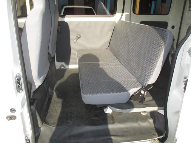 ハイゼットカーゴ ＤＸ　オートマチックトランスミッション　運転席助手席エアバック　パワーステアリング　ヘッドライトレベライザー　純正ラジオカセットデッキ　Ａ／Ｃ　スペアキー　純正ドアバイザー　積載量３５０ｋｇ　集中ドアロック（24枚目）