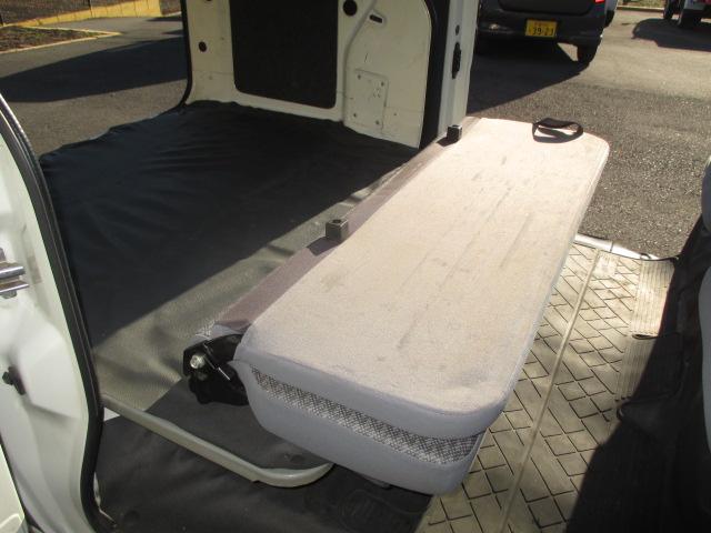 ハイゼットカーゴ ＤＸ　オートマチックトランスミッション　運転席助手席エアバック　パワーステアリング　ヘッドライトレベライザー　純正ラジオカセットデッキ　Ａ／Ｃ　スペアキー　純正ドアバイザー　積載量３５０ｋｇ　集中ドアロック（27枚目）