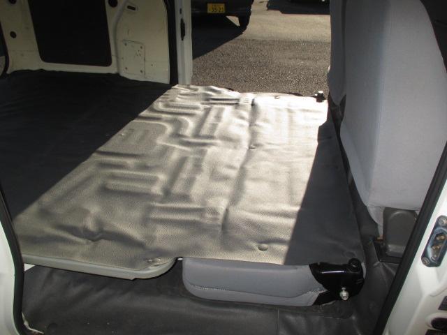 ハイゼットカーゴ ＤＸ　オートマチックトランスミッション　運転席助手席エアバック　パワーステアリング　ヘッドライトレベライザー　純正ラジオカセットデッキ　Ａ／Ｃ　スペアキー　純正ドアバイザー　積載量３５０ｋｇ　集中ドアロック（28枚目）