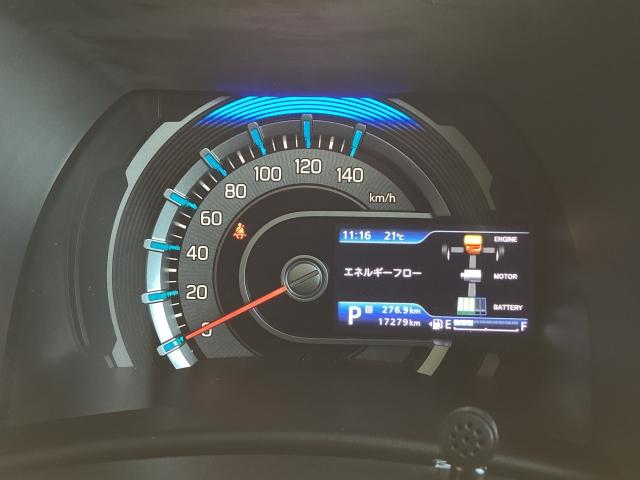 車両情報や安全に関する警告表示などをカラー液晶に表示します。