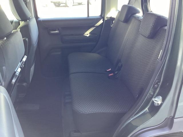 リアシートも使用感なくピッカピカです！足元ゆったり伸ばして座れますよ！