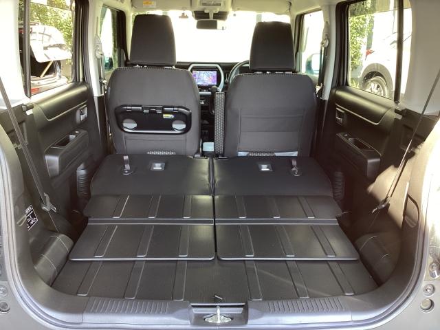 後席の背もたれを倒すと、もっと大容量になります！汚れや水分を拭き取りやすい素材を使っているのでお手入れが簡単です！